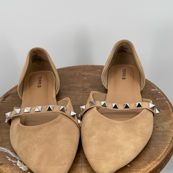 torrid tan studded d'Orsay flats with silver pyramid accents - Picture 2 of 8